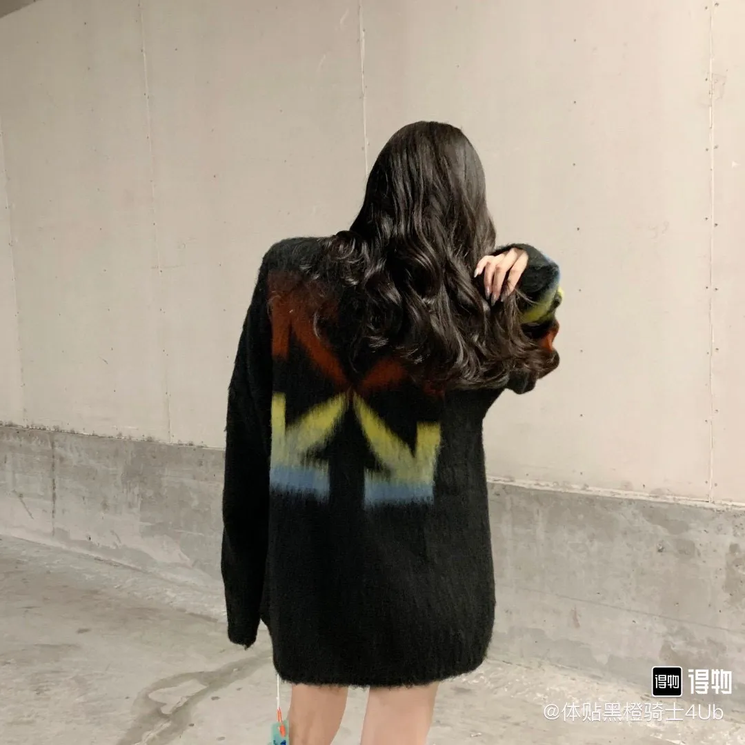 ♻️💯Upper body reference model picture❤️New top-quality proven version OFFWHITE (OW) gradient mohair striped arrow sweater hoodie gradient rendering arrow couple sweater Mohair (English Mohair; Turkish: MUKHYAR) refers to the coat of Angora goats, also known as Angora goat hair. The name comes from Turkish, meaning "the best hair". It has good elasticity, pressure resistance and special luster. It is an excellent raw material for making plush fabrics and one of the most advanced animal textile fiber raw materials in the world market. Mohair has a shape similar to long wool. The fiber surface is smooth, strong luster, high strength, good elasticity, less curl, and easy to wash. Mohair can be used in jacquard blankets, long-haired coats and high-gloss wool fabrics. Mohair sweaters from ow are released every year🛒 The same style and ever-changing colors. There is really no girl who doesn’t love it. It is super suitable for wearing under a down jacket in winter without being bulky! If the lower body is missing, their favorite os version🙋🏻‍♀️ intuitively adds natural softness and fairy beauty effect, which is the best choice! The upper body is lightweight and does not weigh down the body while keeping warm. The sleeves and the gradient arrow parts on the back are repeatedly patterned until the gradient level is satisfied before large-scale products are released. The craftsmanship is extremely demanding. Each sweater is woolen at least ten times to give it a plush, thick feel and good fluffiness! ✅ Fabric composition: 50% mohair 32 spandex 18% wool, three-level anti-pilling Color: black and white gradient Sizes Mohair is lighter and softer, so be careful not to machine wash it, not machine washable! ! emphasize! !  ⚠️Hand wash with warm water and cold water P:440